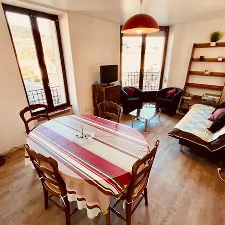 Warm Close To The Slopes And The Lake!