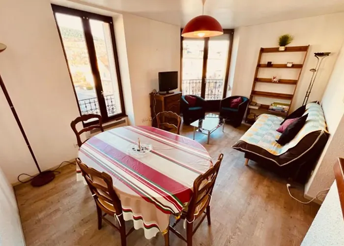 Warm Close To The Slopes And The Lake!