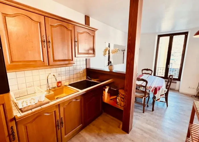 Warm Close To The Slopes And The Lake! *